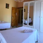 Casa Lelia מלון *
